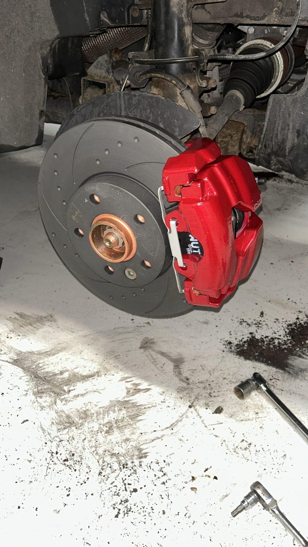 Red caliper & drilled/grooved disc fitted